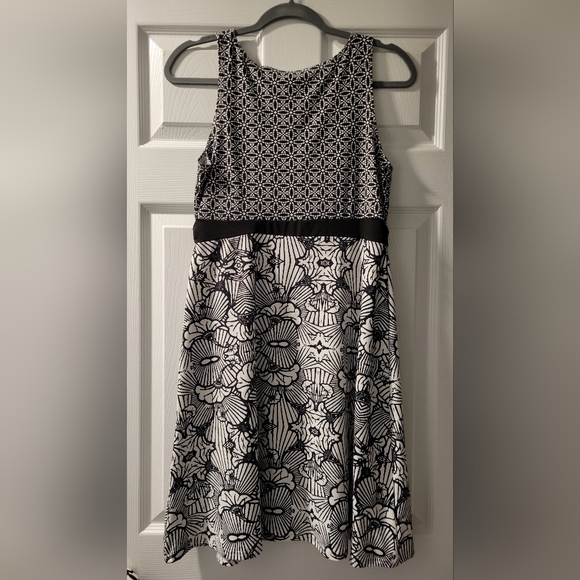Black & White Sleeveless Lola Dress- Size M - Picture 2 of 9